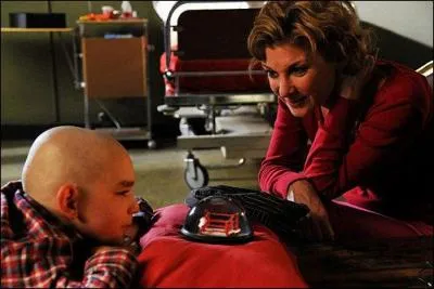 Qui joue la dame rose ?