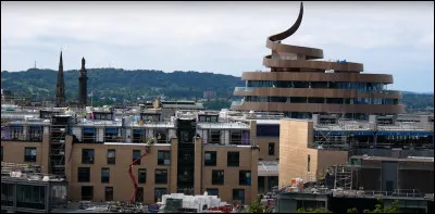 Voici l'hôtel du nouveau quartier St James, surnommé "The Golden Turd". Dans quelle ville d'Écosse se situe-t-il ?