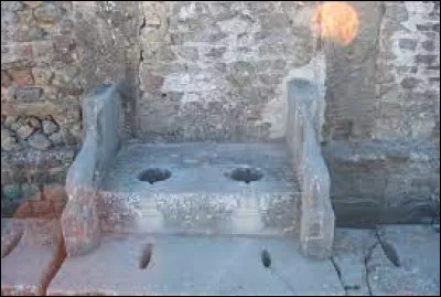 Comment appelait-on les toilettes au Moyen-âge ?