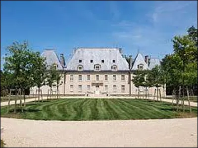 Je vous emmène dans le Centre-Val-de-Loire, à la découverte du château de Champoulet. Petit village de 62 habitants de l'arrondissement de Montargis, dans la région agricole de la Puisaye, il se situe dans le département ...