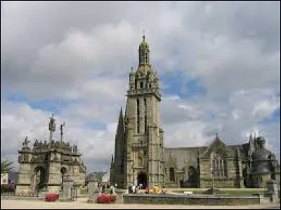 Nous sommes en Bretagne, à l'enclos paroissial de Pleyben. Ville de l'arrondissement de Châteaulin, entre les monts d'Arrée et les montagnes Noires, elle se situe dans le département ...