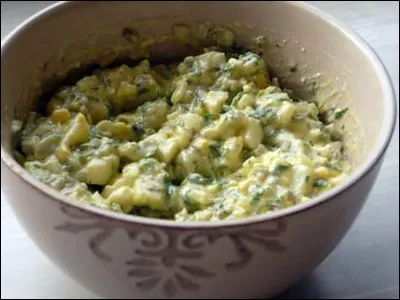 Quelle herbe est toujours utilisée dans la sauce gribiche, en plus du persil et du cerfeuil ?