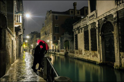 Enfin, quelle ville Italienne est r&eacute;put&eacute;e pour les passants amoureux ?