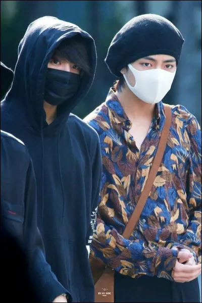 Finalement, tu es all&eacute; le saluer. Puis Jungkook et V sortent d'un magasin et viennent vous rejoindre. V te demande : "Qui es-tu ?". Que lui r&eacute;ponds-tu ?