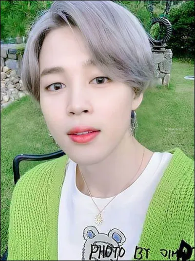 Les magasins enfin termin&eacute;s. Jimin annonce : "Il est midi !". Il te regarde : "que veux-tu manger ?".