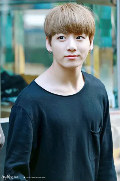 Finalement, tu as accept&eacute; de venir chez eux. Comme ce n'&eacute;tait pas loin de la ville, vous &ecirc;tes rentr&eacute;s &agrave; pied. Arriv&eacute; devant la maison des BTS, tu t'arr&ecirc;tes brusquement, te souvenant que tu n'avais pas d'affaires. Jungkook te demande ce qui se passe. Que lui dis-tu ?