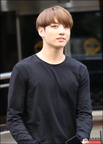 Jungkook te r&eacute;pond que ce n'est pas grave, il te pr&ecirc;tera des habits. Comment r&eacute;agis-tu ?