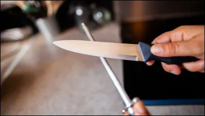 Quel ustensile de cuisine est fixé à un manche et sert à aiguiser les couteaux ?