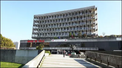 Quelle est l'intruse parmi ces villes ?