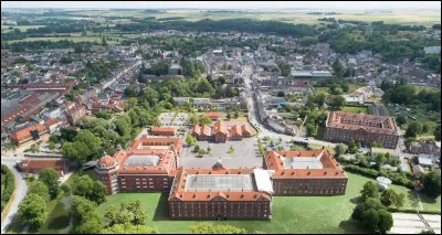 Quelle est l'intruse parmi ces villes ?