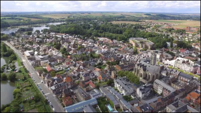 Quelle est l'intruse parmi ces villes ?