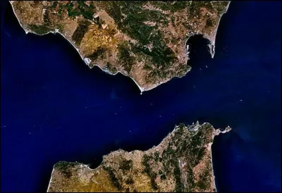 Arrivant de l'Atlantique pour s'y engager, plus on avance, plus on a l'impression qu'Hercule, cette passe ! Mais d'où vient le nom de "Gibraltar" ?