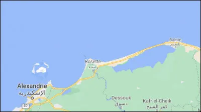 Au sud de cette zone, sur le littoral égyptien, nous trouvons un relief surprenant en face de la ville d'Alexandrie : de quoi s'agit-il ?