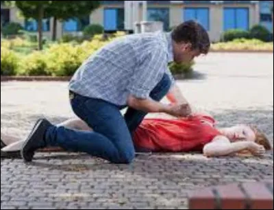 Mon amie fait un malaise, tombe au sol dans la rue et ne répond pas quand je lui parle et respire normalement, je peux :