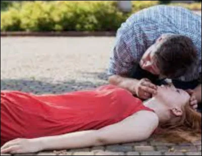 Une personne qui est inconsciente et ne respire plus est morte :