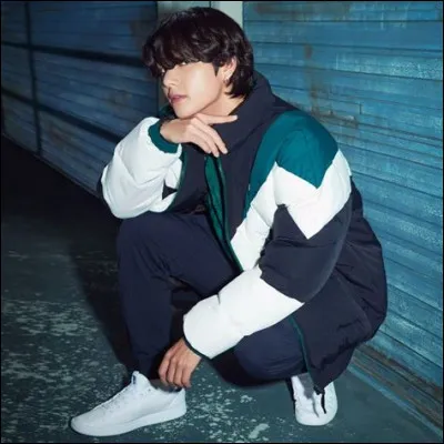 Quelle a été la première chanson en solo de V ?