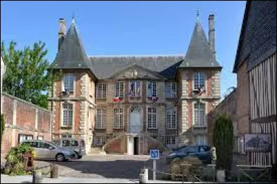 Ville normande de la vall&eacute;e de la Touques, connue pour son fromage &eacute;ponyme, Pont-l'&Eacute;v&ecirc;que se trouve dans le d&eacute;partement ...