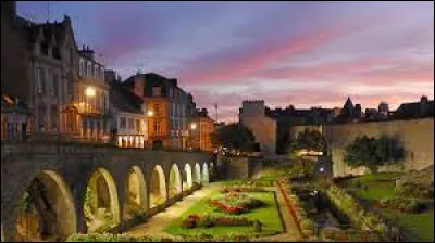 Vannes est la préfecture de son département . Elle se situe ...