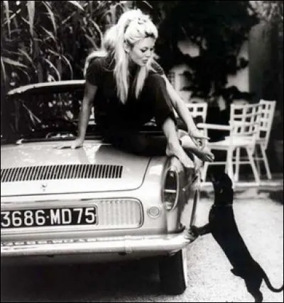 Renault sortira en 1961 une version cabriolet dérivée de la Dauphine. Quel est ce modèle présenté par Brigitte Bardot ?
