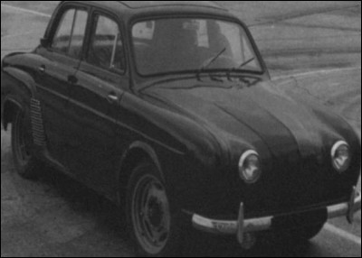Quelle voiture devait remplacer la nouvelle Dauphine après-guerre dans la gamme Renault ?