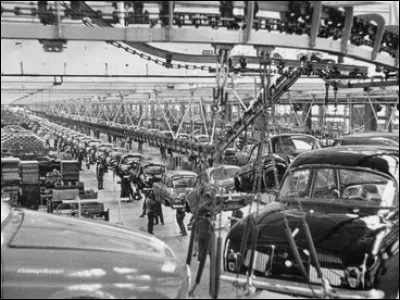 En quelle année démarre la fabrication de la Dauphine ?