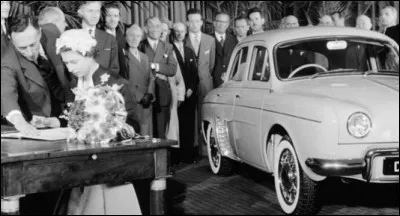 À propos de royauté, qui est la souveraine signant le registre sur cette photo et sera la marraine de l'auto ?