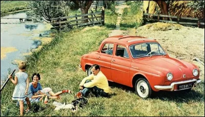 La Dauphine est une familiale qui rencontre le succès ; elle est la voiture française la plus vendue de...
