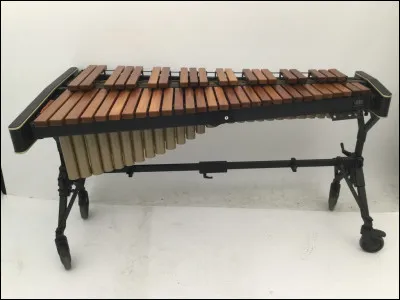 X - Avec quel objet se joue le xylophone ?