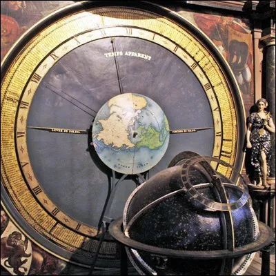 Quelle cath&eacute;drale fran&ccedil;aise est c&eacute;l&egrave;bre pour son horloge astronomique ?