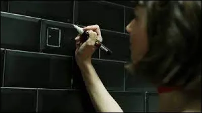 Que cache Tokyo derri&egrave;re la porte dessin&eacute;e dans les toilettes de la fabrique ?