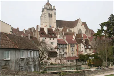 Quelle est l'intruse parmi ces villes ?