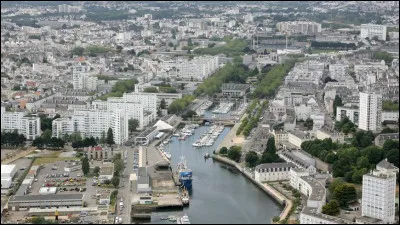 Quelle est l'intruse parmi ces villes ?