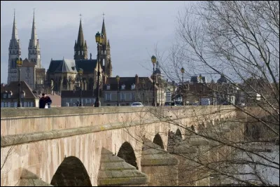 Quelle est l'intruse parmi ces villes ?