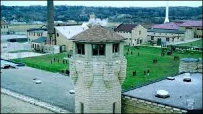 Dans quelle prison les frères sont-ils emprisonnés au début de la série ?