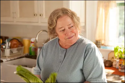 Dans quel film Kathy Bates est-elle une femme qui accueille une jeune fille de 12 ans ayant été abandonnée ?