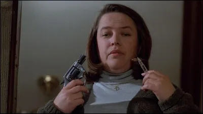 Dans quel film Kathy Bates est-elle une femme qui séquestre et torture son écrivain préféré ?