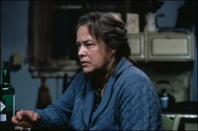 Dans quel film Kathy Bates est-elle accusée du meurtre de sa patronne ?