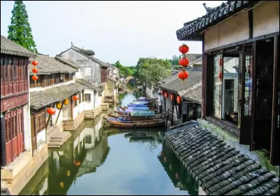 C'est la "Venise chinoise" ou "Venise d'Asie", parcourue de nombreux canaux. La ville a été visitée par Marco Polo et, plus récemment, filmée par Antonioni dans "la Chine" :