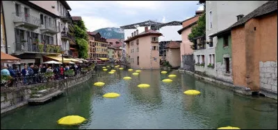 Avec ses quartiers traversés par les bras du Thiou, elle est appelée "la Venise des Alpes :