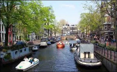 Cette ville néerlandaise sillonnée de canaux est aussi appelée "Venise du Nord" :