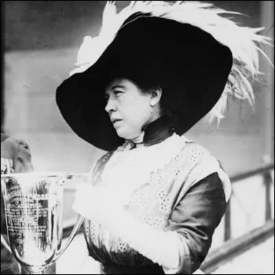 Quel est le nom de la femme qui a reçu comme surnom "L'insubmersible ... " ?