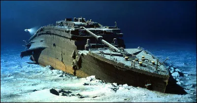 À combien de mètres repose l'épave du Titanic ?
