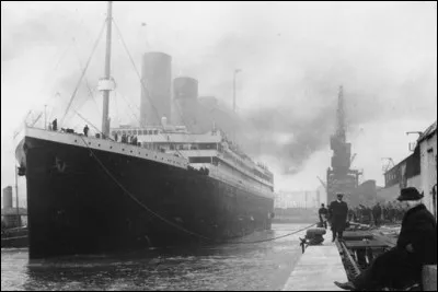 Le premier voyage du Titanic était normalement...