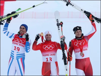 Quelle nation a dominé les épreuves de ski alpin avec neuf médailles dont cinq en or ?