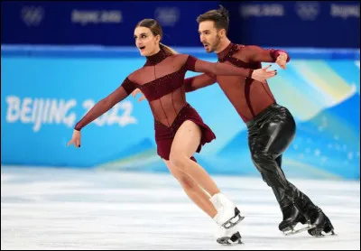 Avec quel score les patineurs français Gabriella Papadakis et Guillaume Cizeron ont-ils remporté la médaille d'or en danse sur glace ?
