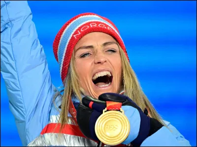 Quelle fondeuse norvégienne a remporté la première médaille d'or décernée lors de ces JO ?
