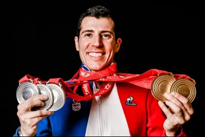 Dans quel sport s'illustre le Français Quentin Fillon-Maillet, qui a remporté cinq médailles dont deux en or ?