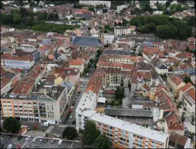 Quelle est l'intruse parmi ces villes ?