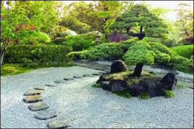 Comment surnomme-t-on les jardins japonais composés de rochers, mousses et graviers ?
