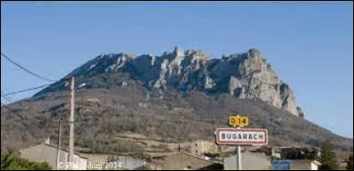 Nous sommes en Occitanie, à Bugarach. Village au pied du Pech de Bugarach, il se situe dans le département ...
